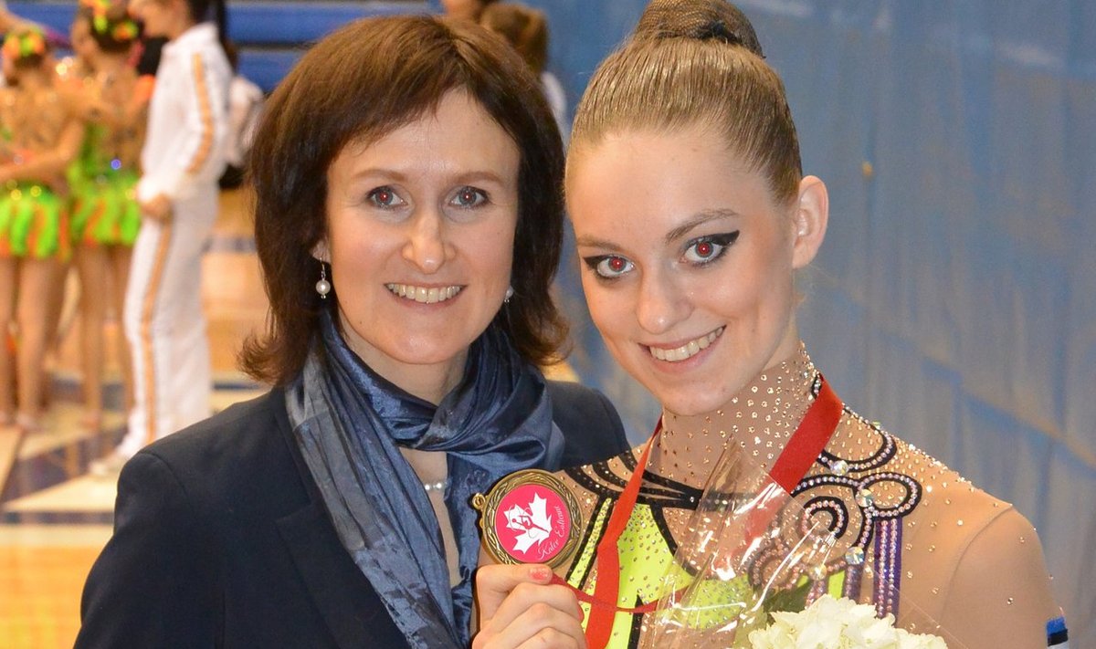 Carmel Kallemaa koos treenerist ema Janika Mölderiga.