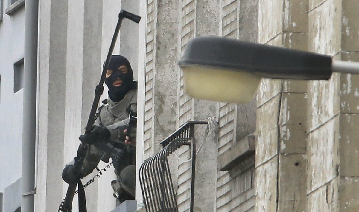 PIDEV OHT: Belgia politsei eriüksuslane proovib pikendatud kaamera abil piiluda korterisse, kus elavad väidetavalt islami fundamentalistid.