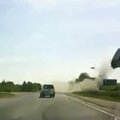 VIDEO: Juhitavuse kaotanud auto tegi kuuemeetrise õhulennu