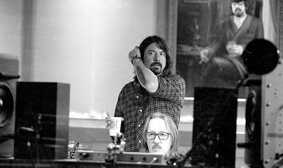 Ehe ja õige: Dave Grohl naudib stuudiohõngu koos Sound City Playersi ja produtsent Butch Vigiga (esiplaanil prillidega), kellega koos salvestati sama mikserpuldi taga ka Nirvana plaat “Nevermind”.