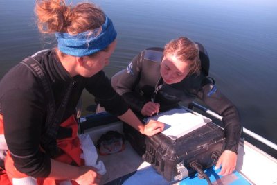 Üheks põnevamaks osaks bioloogiks olemise juures on välitööd. Pildil on Merli Rätsep ja Kristiina Nurkse üles tähendamas vee all nähtut.