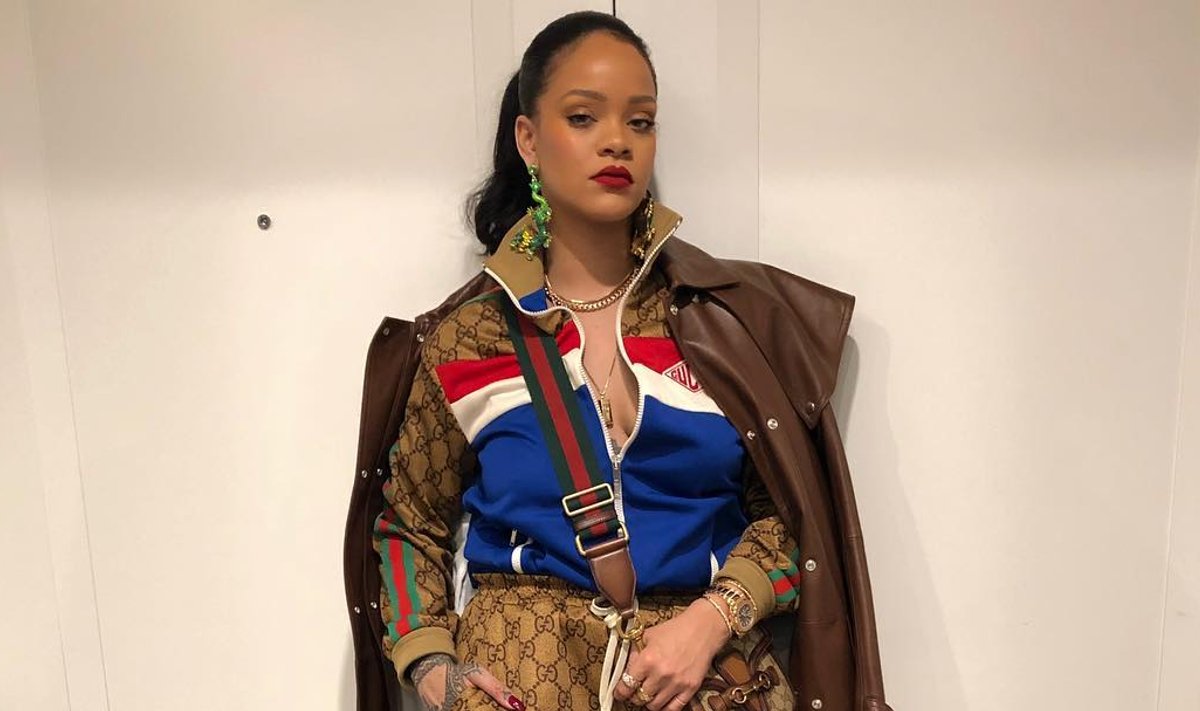 Sportlik glamuur! Popmuusik Rihanna on spordikomplektile lisanud kõrge kontsaga rihmikud ja tolmumantli. Komplekti teevad pidulikumaks suured ja sillerdavad ehted.