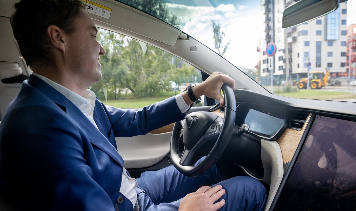 TESLA ROOLIS: Nii mõnelgi Tallinna peol jäi külalistele kõrvu, et endine peaminister sõidab nüüd Audiga.