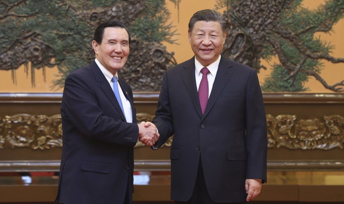 Taiwani endine liider Ma Ying-jeou ja Hiina president Xi Jinping kätlevad.