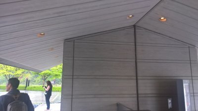 Sagawa kunstimuuseum, fotolt kumab läbi, järeltöödedeldud pinna alt, seinte raketiste tõmbide korrapärane samm, mida kohapeal keegi ei märganud.