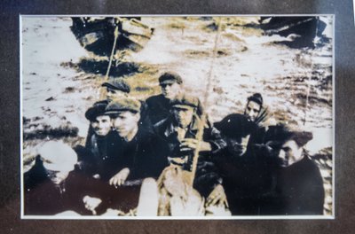 Perekond Meri jõudis 1944. aasta sügisel kalapaadis Rootsi Stock­holmi saarestikku. Paremal Enn Meri isa Oskar, tema taga ema Linda.