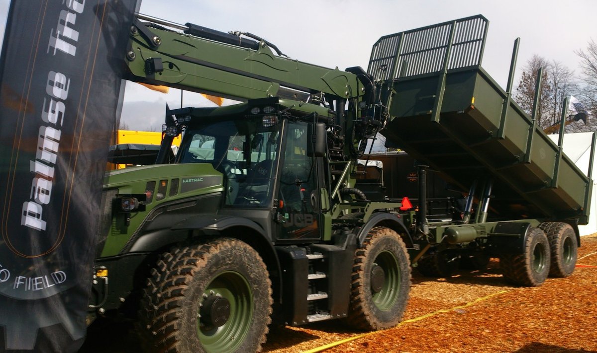 Üks vaatamisväärsus Maamessil on lähiajal sõjaväe käsutusse jõudev traktor JCB Fastrack 3230-65 koos Palmse Traileris spetsiaalselt sõjaväe jaoks toodetud haagisega. Tavalisest Fastraci traktorist eristavad militaarmudelit tugevdatud põhja-ja paagikaitse, buldoosersahk 7 tonnise tõmbejõuga, vints, universaaltõstuk ja roheline värv.