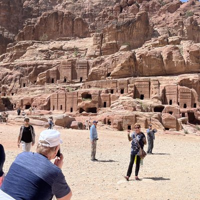 Reisisellid teevad Petra koopamajade taustal usinalt pilte.