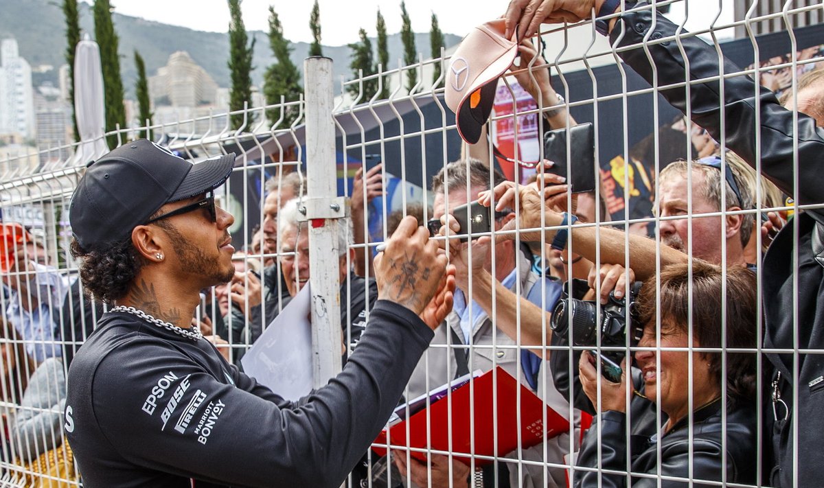 Lewis Hamilton kohtus täna vaid fännidega, kuid ajakirjanike ette enne laupäeva ei astu.