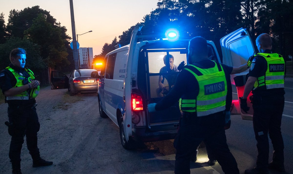  Mustamäel eile õhtul Lexusega vastu posti sõitnud roolijoodik viidi politseisse.