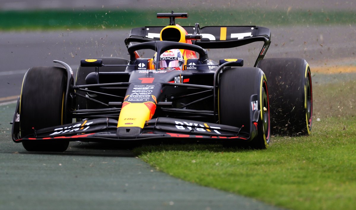 Max Verstappenil oli Austraalia GP vabatreeningul probleeme rajal püsimisega.