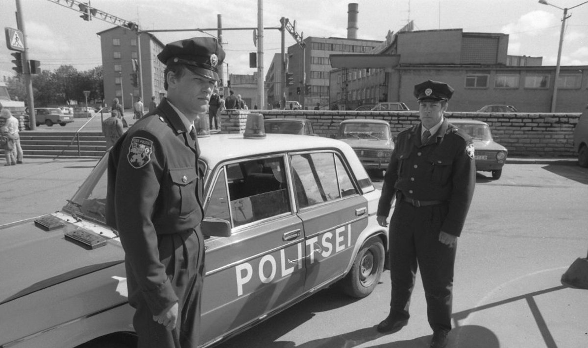 NOORE RIIGI KORRAKAITSJAD: Eesti politseinikud 1991. aastal.