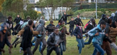 Prantsusmaa sõjaväelise politseiüksusega üritavad põgenikke riiki  Suurbritanniaga  ühendava tunneli juurest ära ajada. Tihti tuleb sandarmeerial käiku lasta nii kumminuiad kui ka pisargaas.