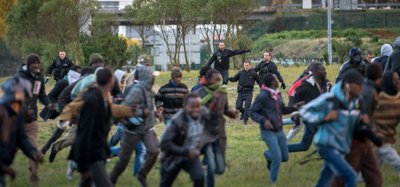 Prantsusmaa sõjaväelise politseiüksusega üritavad põgenikke riiki  Suurbritanniaga  ühendava tunneli juurest ära ajada. Tihti tuleb sandarmeerial käiku lasta nii kumminuiad kui ka pisargaas.