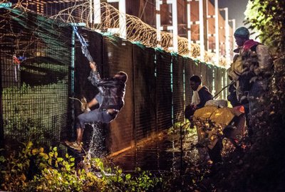 Okastraadist hoolimata ja öö varjus püüavad põgenikud jõuda üle turvatarade Eurotunnelini