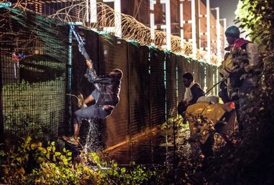 Okastraadist hoolimata ja öö varjus püüavad põgenikud jõuda üle turvatarade Eurotunnelini