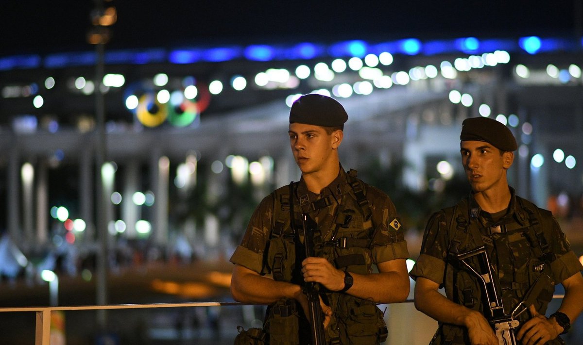 Politseinikud Maracana staadioni ees.