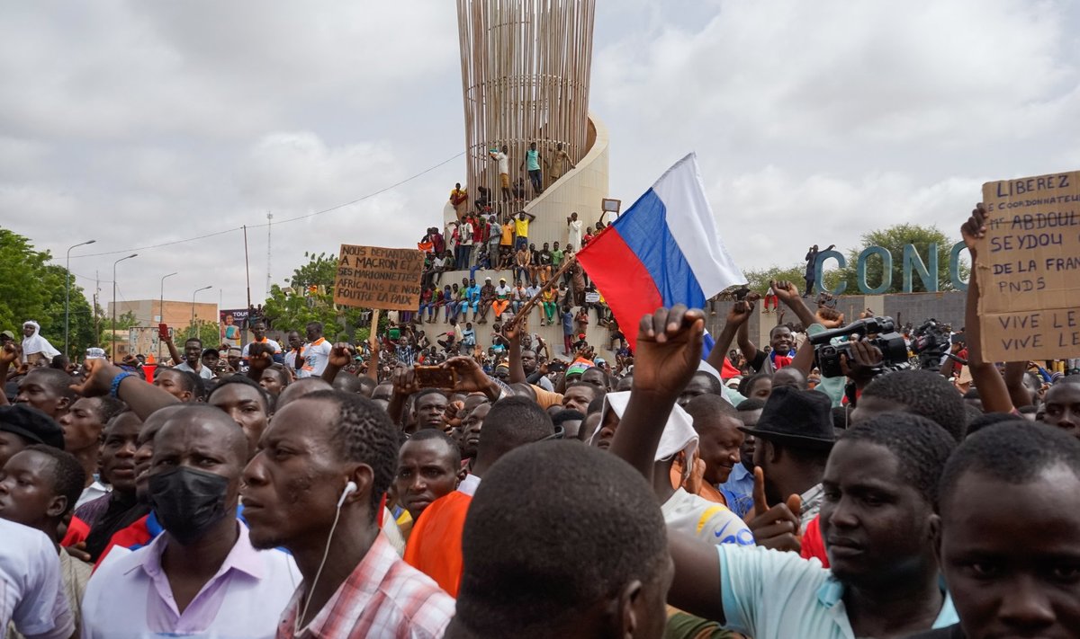 Sõjaväehunta toetajad ECOWAS-i sanktsioonide vastasel meeleavaldusel