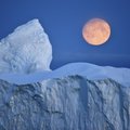 Необычная луна-“айсберг” попала в объективы фотографов