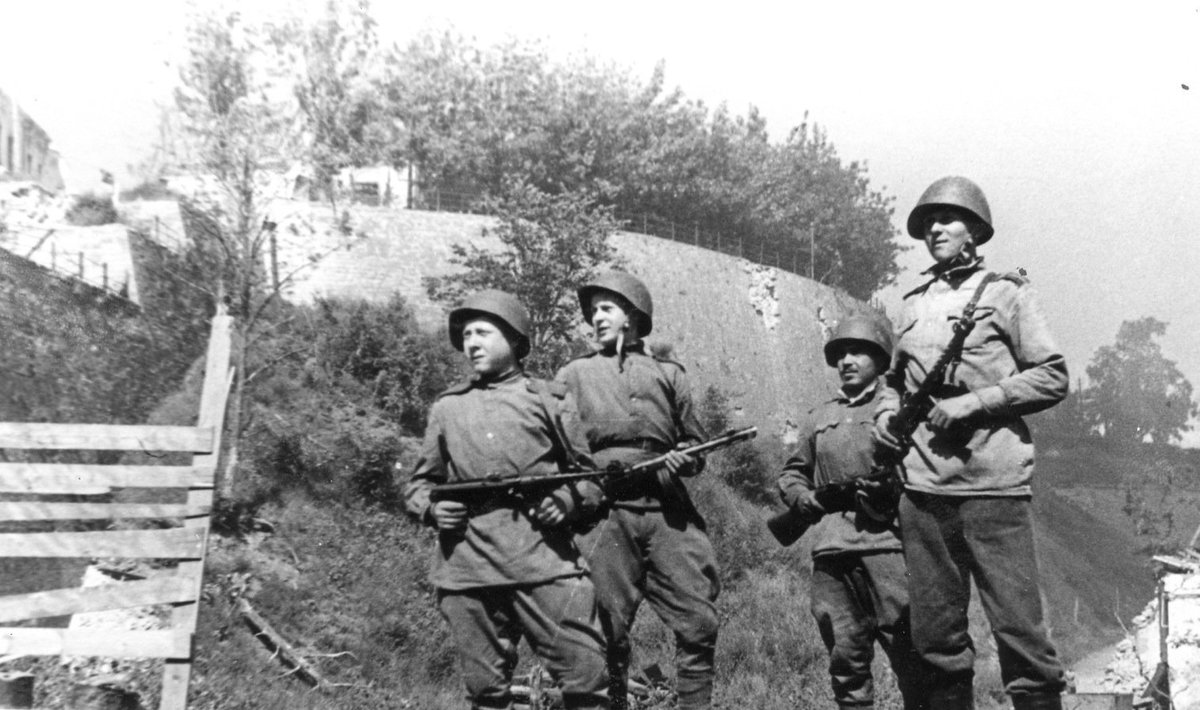 Punaarmee sõdurid Narva vallutamise järel