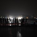 DELFI FOTOD: Võrus Tamula järvel ralli tarvis testsõitu teinud auto vajus läbi jää, päästeaktsioon kestis pimedani