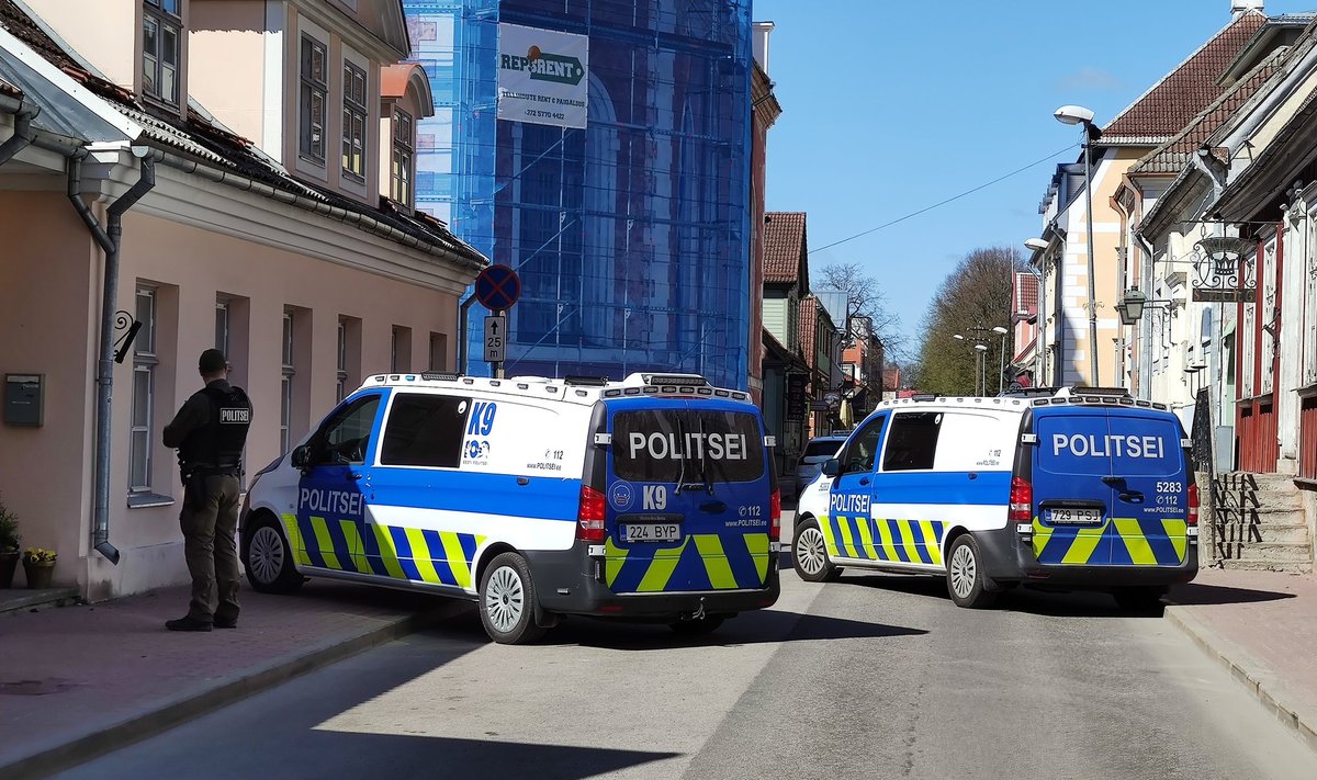 Politsei kohtuhoone ees