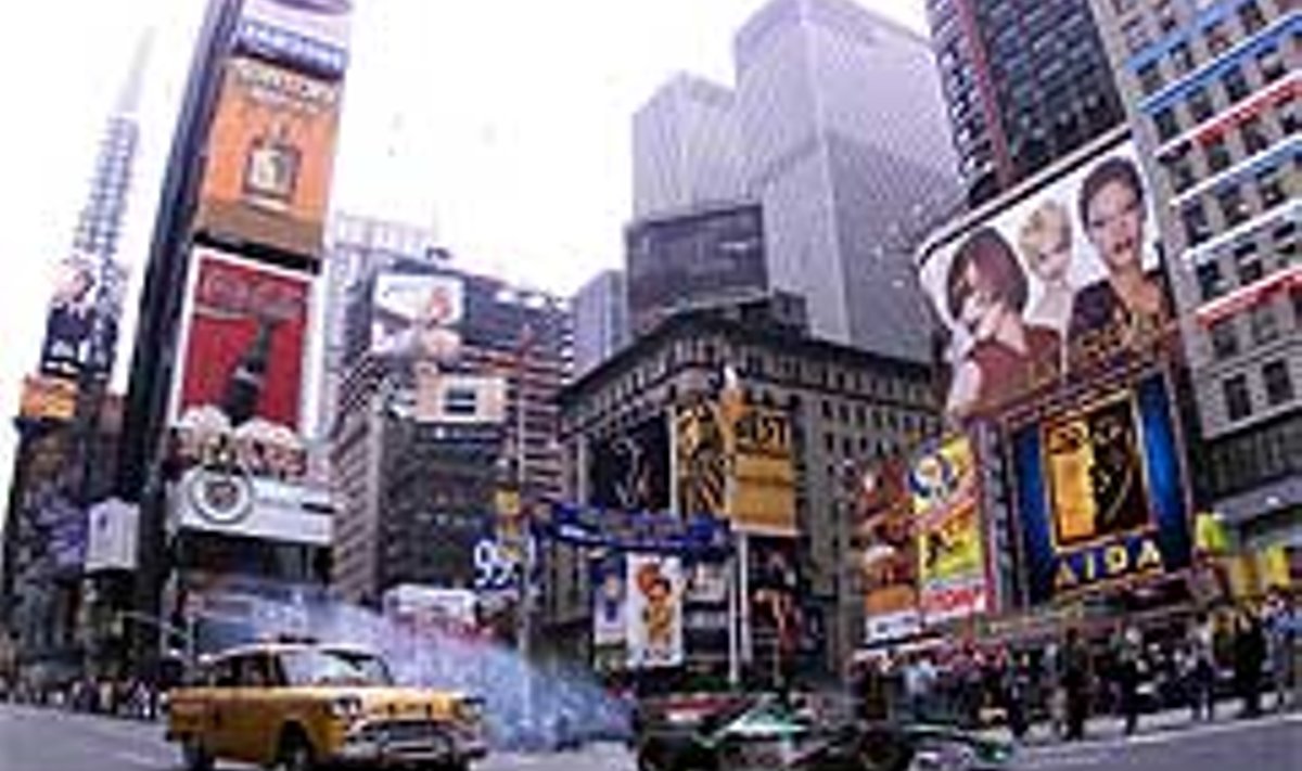 Eddie Irvine Jaguari ja Johnny Herbert taksoga Times Square`i poole kihutamas