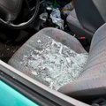 В Нарве вандал разбил окна более десятка автомобилей