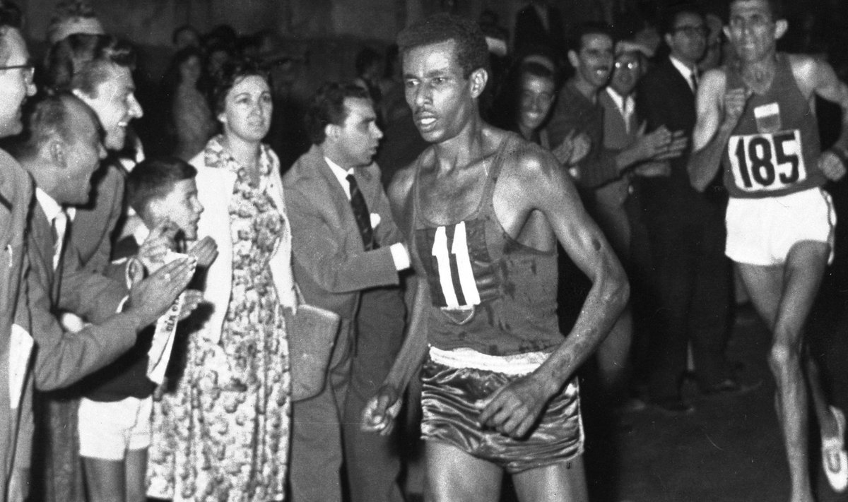 Paljajalu on võidetud ka olümpiakulda – etioopialane Abebe Bikila alistas Rooma mängude maratonil kõiki jalavarjustatud jooksjaid.
