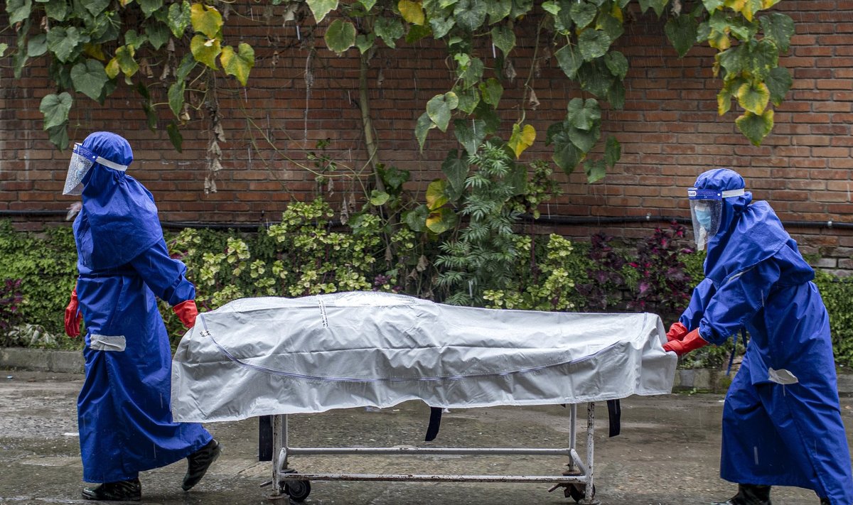 SURM, MIS VÕINUKS OLEMATA OLLA: 20. august 2020. Katmandu haigla töötajad toimetavad koroonaviiruse tagajärjel surnud inimest krematooriumisse.