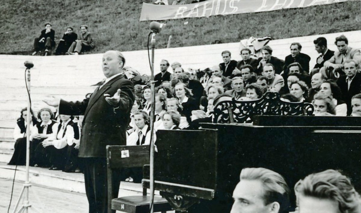 Artur Rinne esinemas 1958. aastal Elva laulupäeval. Laagrist on mees selleks ajaks väljas olnud kaks aastat ja tema populaarsus aina kasvab.