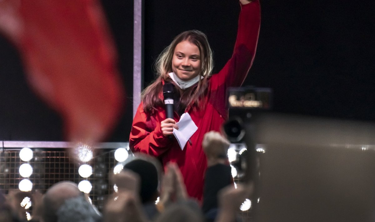 Kliimaaktivist Greta Thunberg kõnelemas tuhandetele protestijatele reedel Glasgow's.