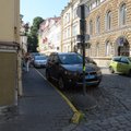 Vene saatkonna töötajast liiklusrikkuja pages politsei eest