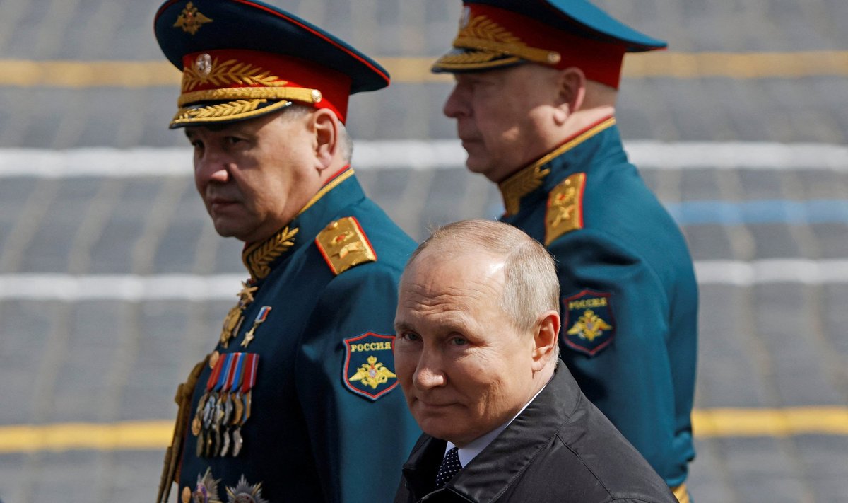 Vene president Vladimir Putin, kaitseminister Sergei Šoigu ja maavägede juht Oleg Saljukov