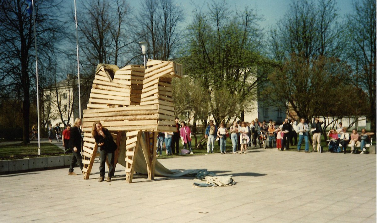 Esimesel Kiriküüdi festivalil 1993. aastal toodi kunst Viljandisse puust Trooja hobusega (autor skulptor Peeter Leinbock).