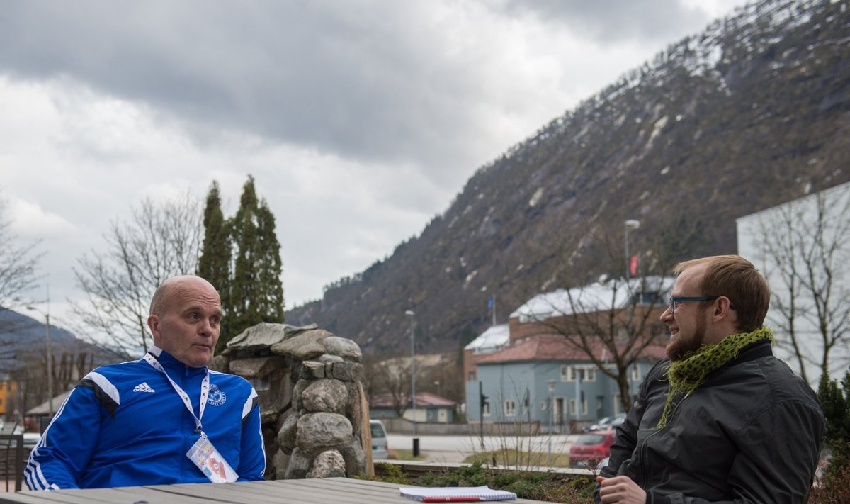Mart Seimi treenerist isa Alar räägib maalilises Norras Eesti Päevalehe ajakirjanikule, kuidas medali püüdmiseks õige taktika leidmine on tõeline täppistöö.
