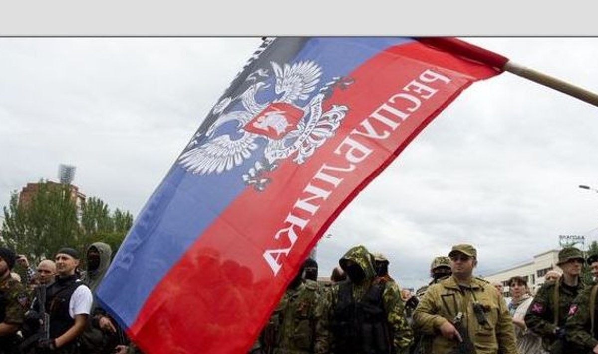Donetski võitlejad oma „rahvavabariigi” lipu all