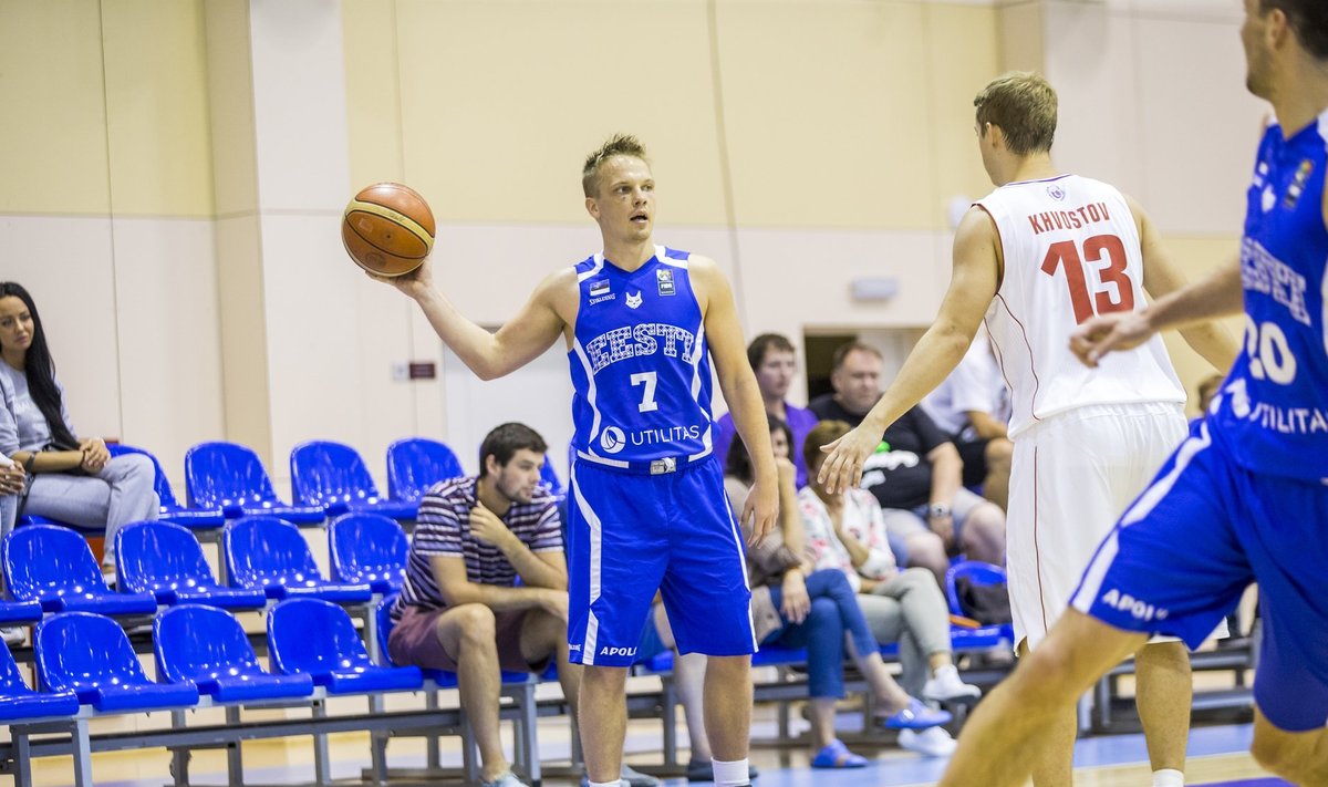 Sten Sokk (palliga) sai taas Venemaal korvpalli mängida. Eilses kaotusmängus panustas ta Eesti koondisele kaheksa punkti.