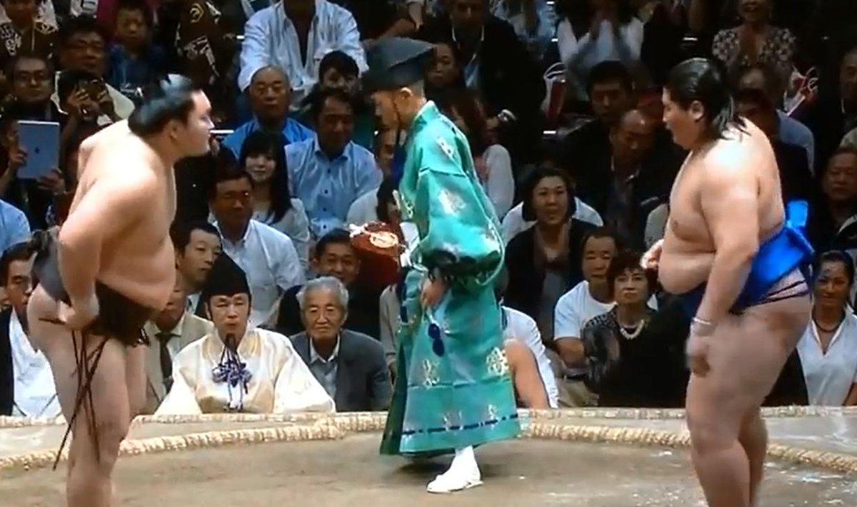 Hakuho ja Ichinojo (paremal) valmistumas matšiks