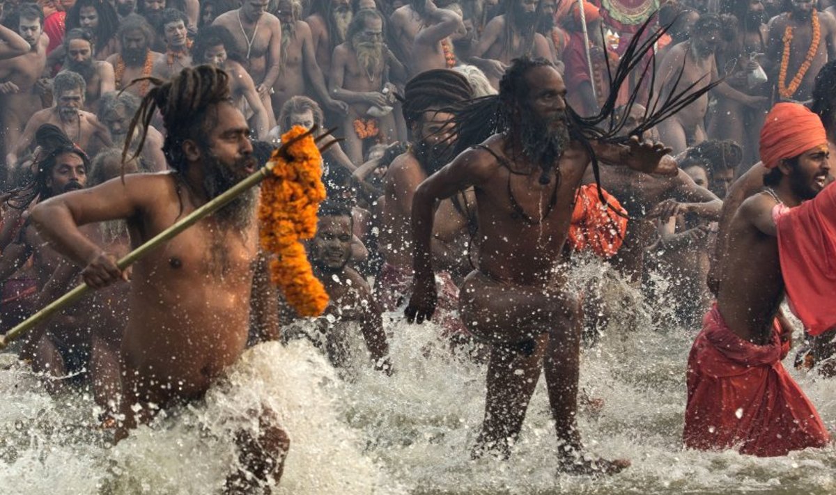 Tänavune Kumbh Mela tõi Gangesesse ennast puhastama kokku sada miljonit inimest.