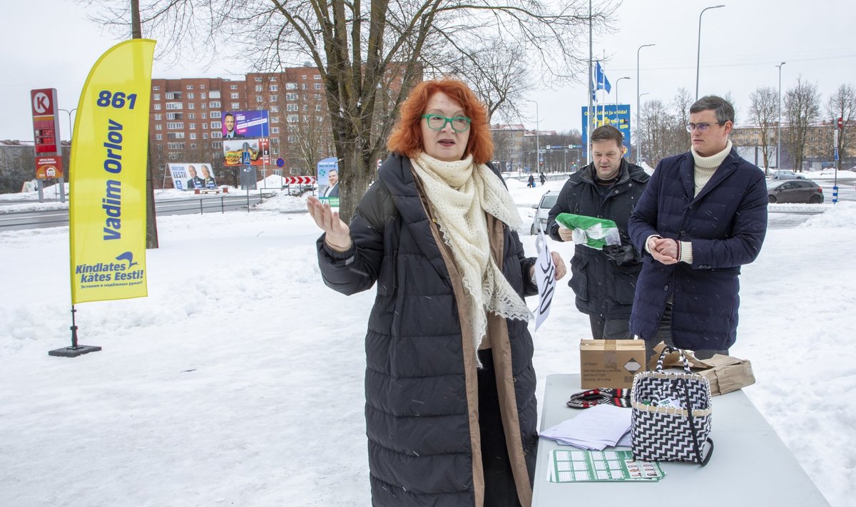 Yana Toom, taustal Aleksei Jevgrafov.
