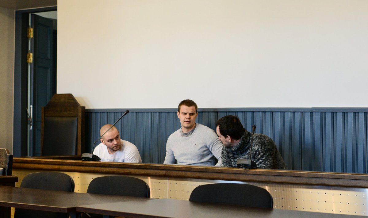 Süüdistatavad (vasakult) Rauno Udeküll, Raivo Olev ja Martin Tanning