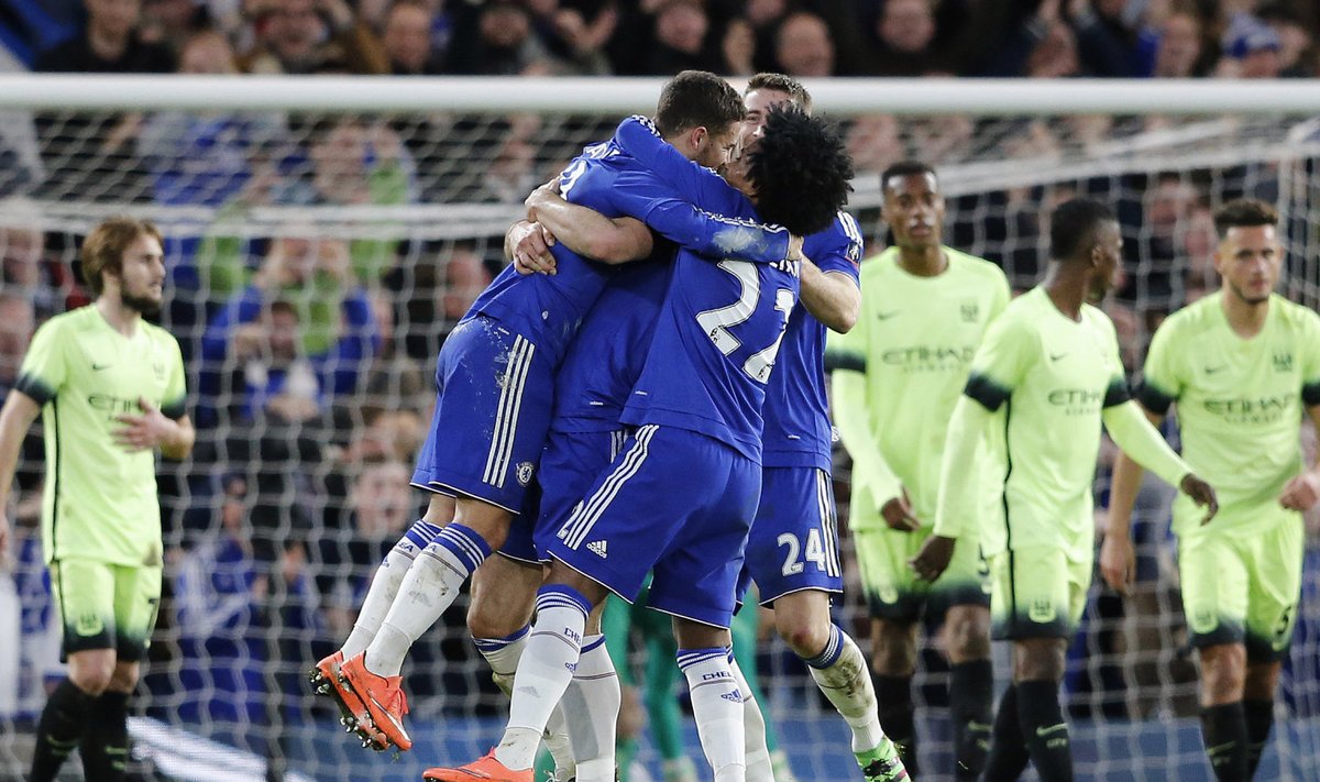 Chelsea mängijad väravat tähistamas