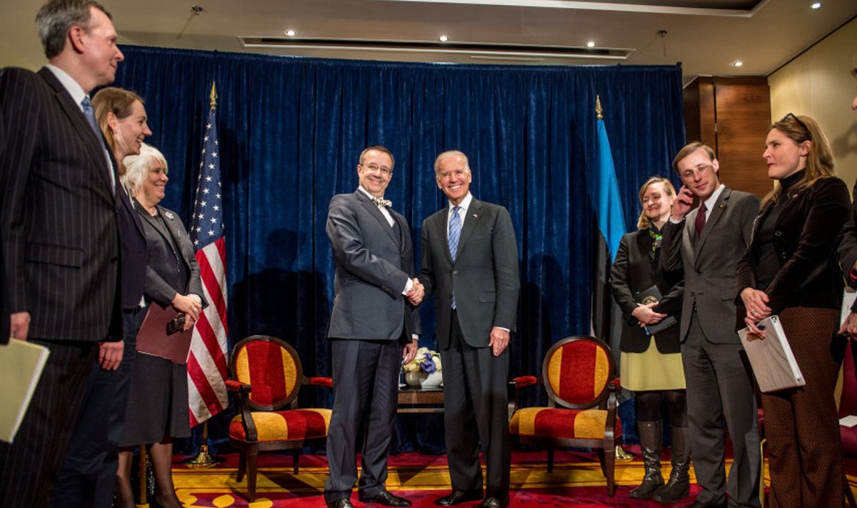 President Toomas Hendrik Ilves ja USA asepresident Joe Biden (keskel paremal) leidsid, et on ilmne vajadus leida kestlikke lahendusi, mis suurendaksid oluliselt Balti piirkonnas USA ja NATO kohalolekut. 