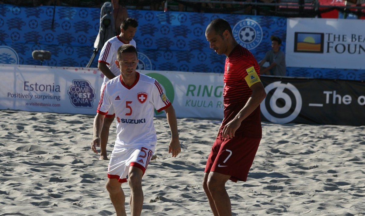 FIFA rannatreenerite koolitajad Angelo Schirinzi ja Madjer (paremal) mänguhoos