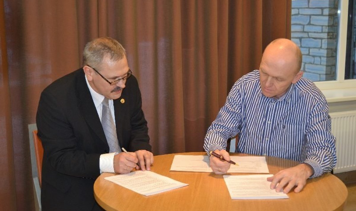 Koalitsioonilepingu allkirjastamine (Foto: Türi vallavalitsus)