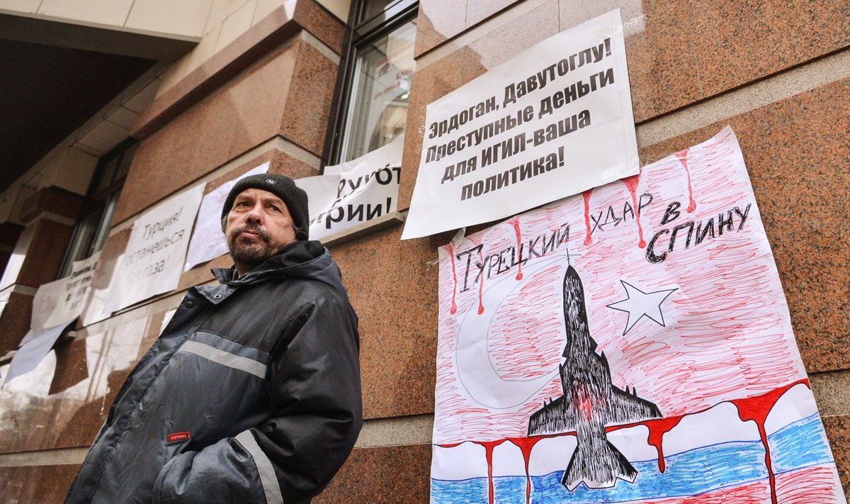 Novembrikuine meeleavaldus Moskvas Türgi saatkonna ees