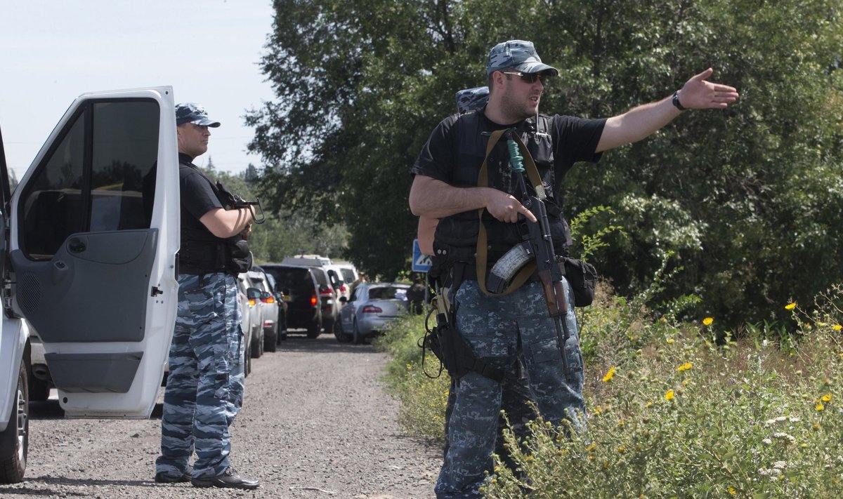 Милиционеры самопровозглашенной ДНР конвоируют экспертов к месту крушения "Боинга-777". 28 июля 2014 рядом с Шахтерском