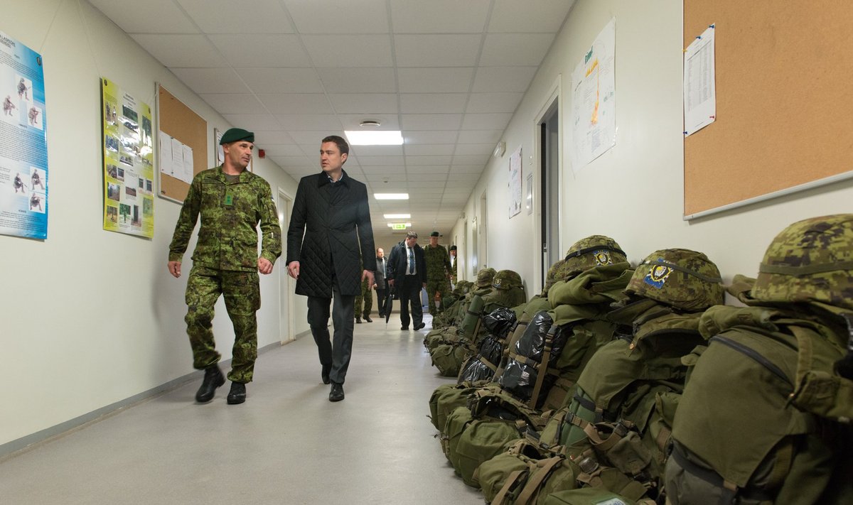 Kolonelleitnant Eero Kinnunen tutvustab peaministrile Viru jalaväepataljoni eluolu.