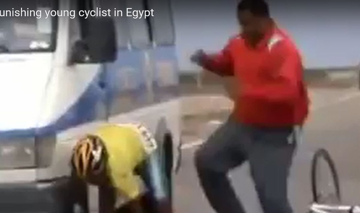 Egiptuse rattatreener kasutab õpilase kallal vägivalda